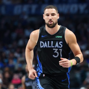 不太行！克莱半场7中3拿到7分 三分5中1&amp;正负值-7