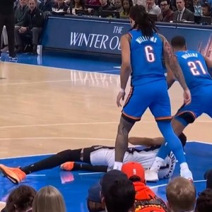 电竞直播-滑了下！文班强攻转身倒地丢球失误 雷霆抢断速推反击