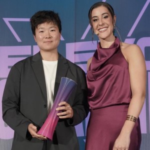 表彰体育精神！西班牙媒体为何冰娇颁发纪念奖杯